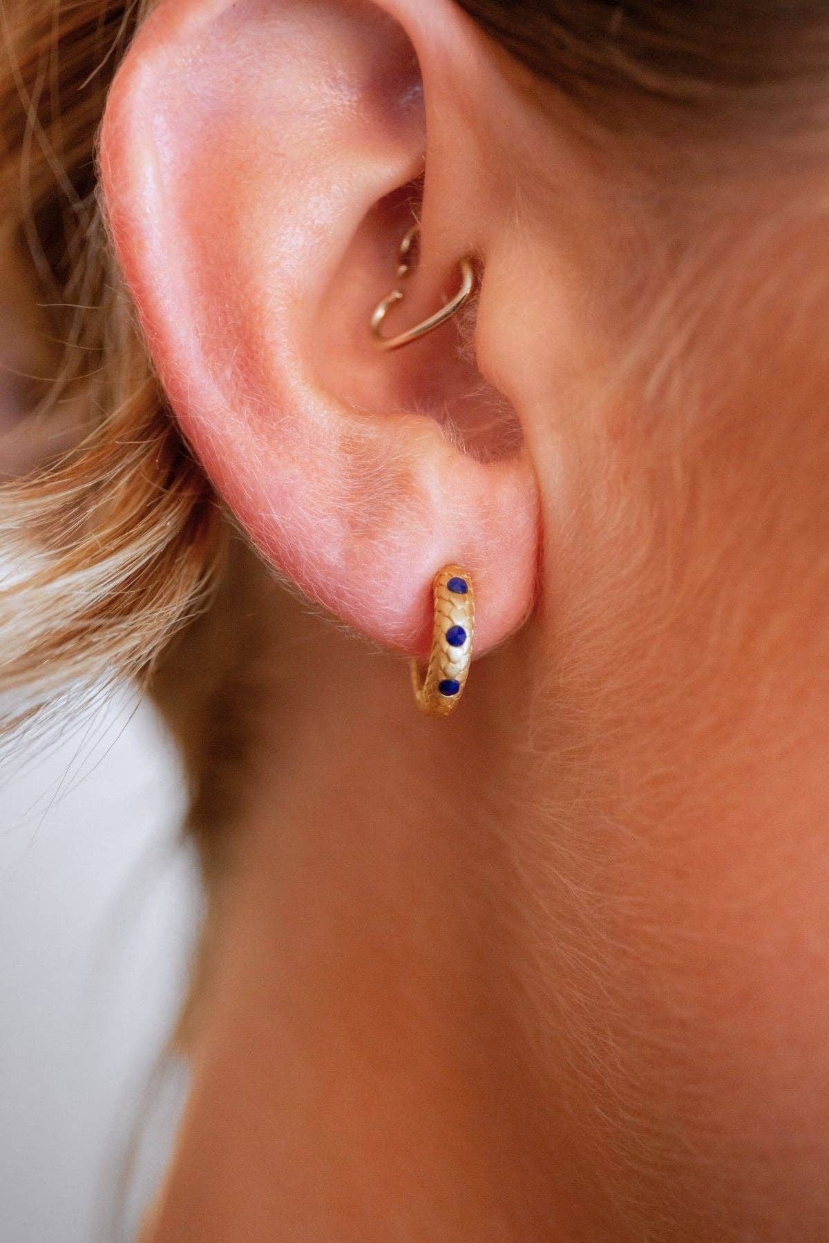 Claire Hill Designs - Venta al por mayor Pendientes de aro pequeños - Pendientes de aro de oro y lapislázuli Art Decó3