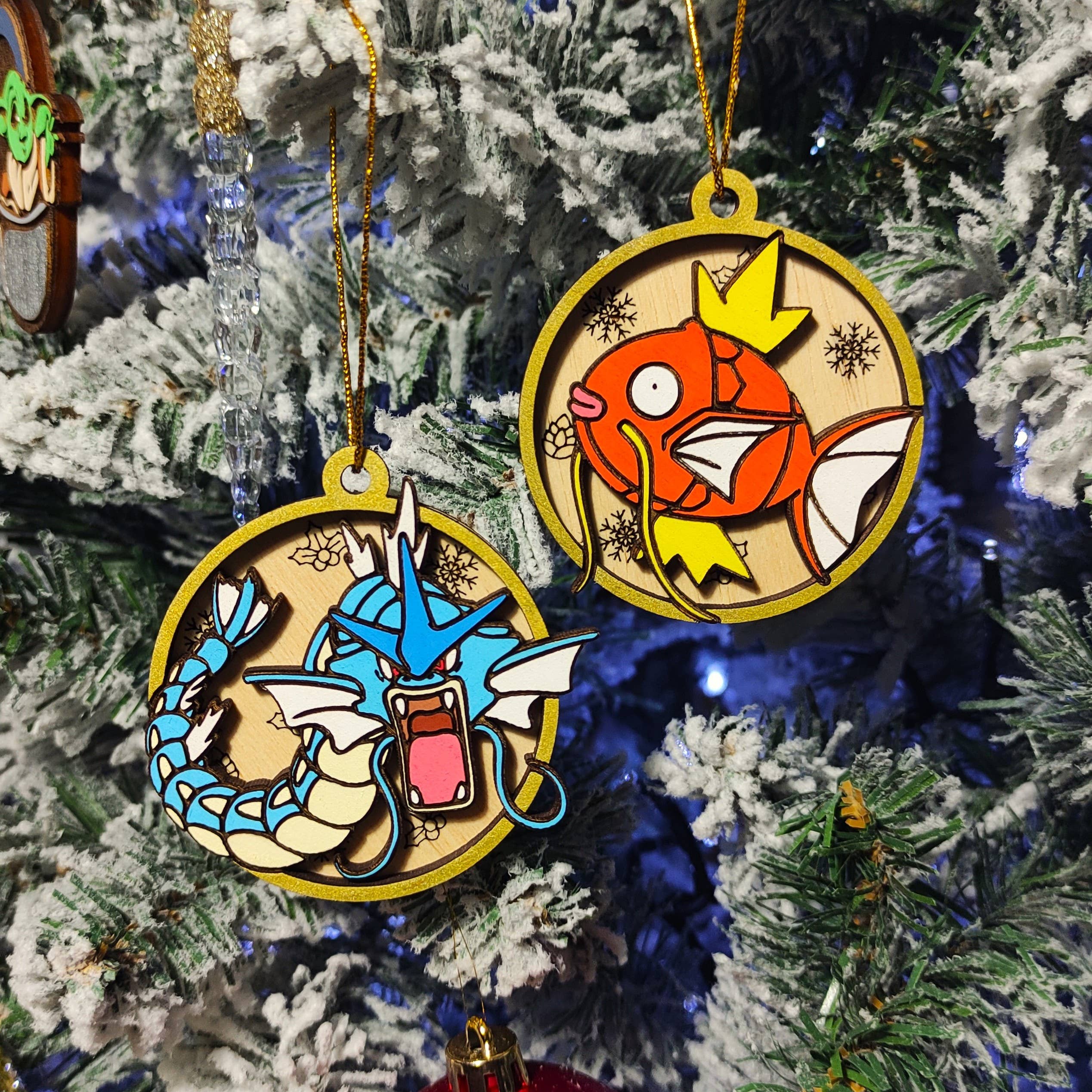 Herbs&Belles – Engroshandel Julepyntsæt – Træfarvede farverige Pokémon-julepynt Magikarp-evolution