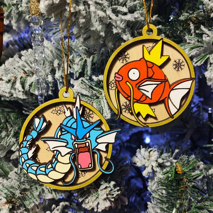 Herbs&Belles – Engroshandel Julepyntsæt – Træfarvede farverige Pokémon-julepynt Magikarp-evolution0