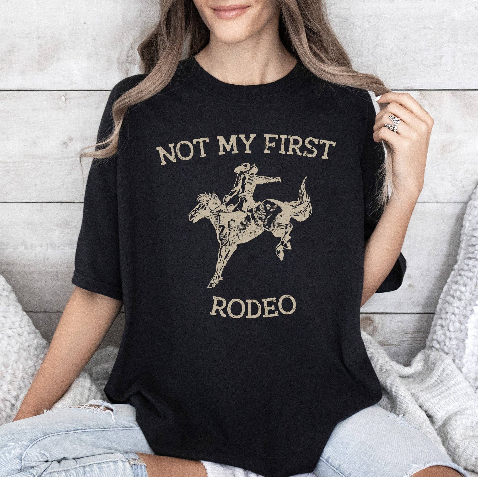 Refinery Number One LLC – wholesale Tunika - Dam – Not My First Rodeo, Cowboy, Bronco Rider, Country, Cowgirl, Tshirt6