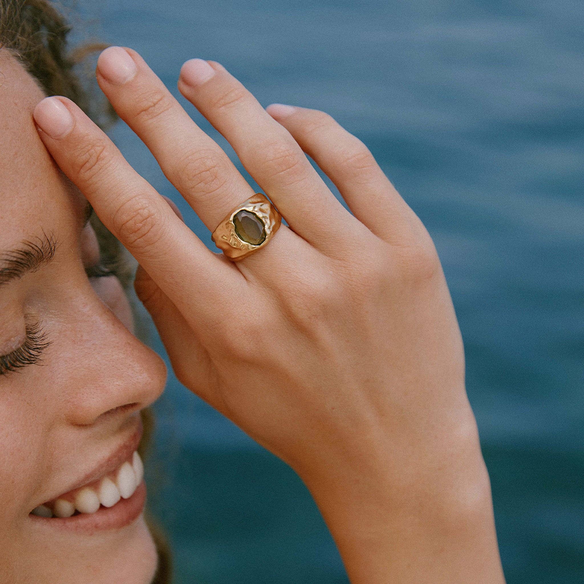 Agapée Jewelry - Wholesale Cocktail/gelegenheidsring - Carmen brede ring in donker groen met goud | waterdicht cadeau sieraad3