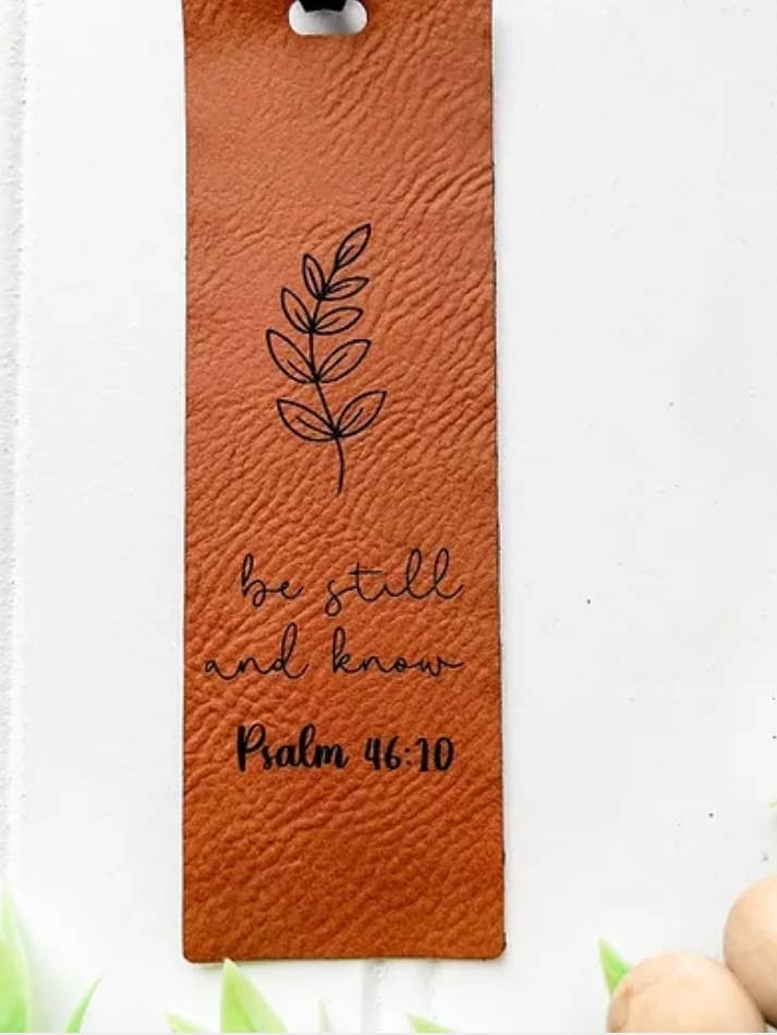 Fique parado e saiba (Salmo 46:20) Marcador de livros de couro sintético por atacado de Country Roads Rustic Decor