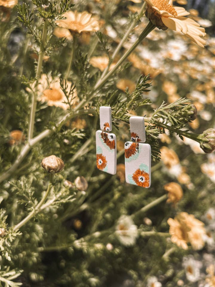 Lane en fleur sauvage peinte à la main pour la vente par Corvega Clay Goods