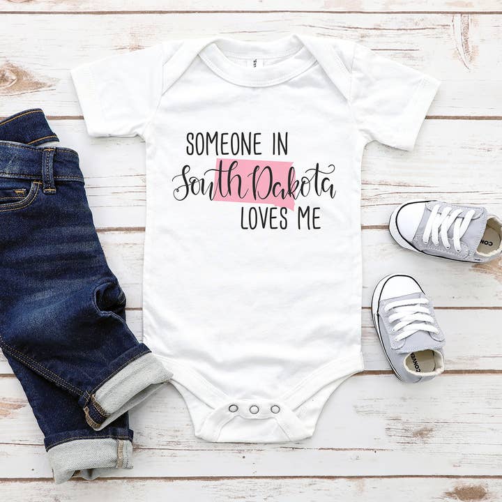 Body per neonato "Qualcuno nel South Dakota mi ama" per la vendita all'ingrosso da parte di Itsy Bitsy Bella Co