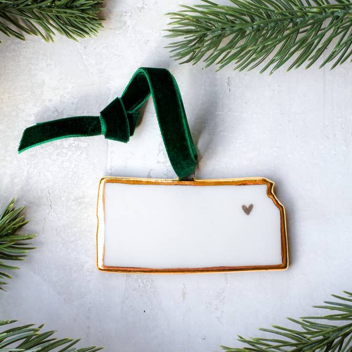 Décorations d'État en porcelaine faites à la main du Kansas avec cœur doré pour la vente par Apricity Ceramics