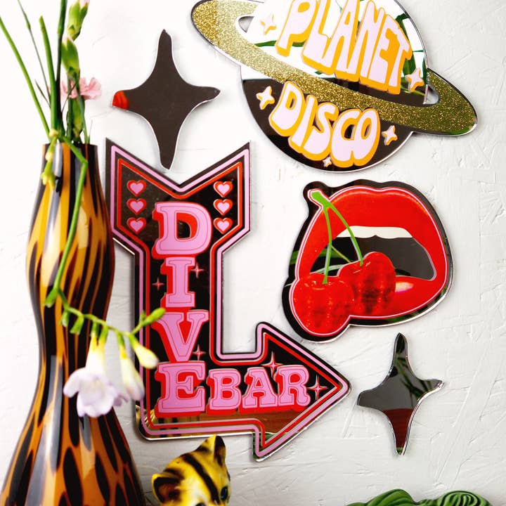 Printed Weird - Wholesale Muurspiegel - Retro spiegel met dive bar-pijl (2 maten)3