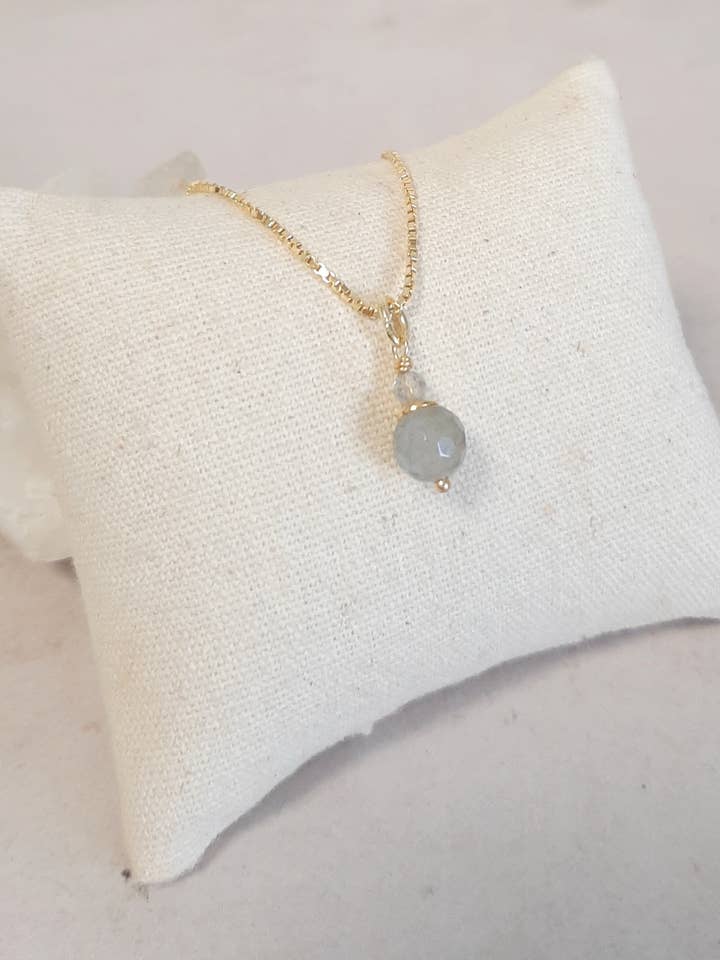 Colar Talismã – Prata 925 dourada e pedras naturais por atacado de Andréa Chereau