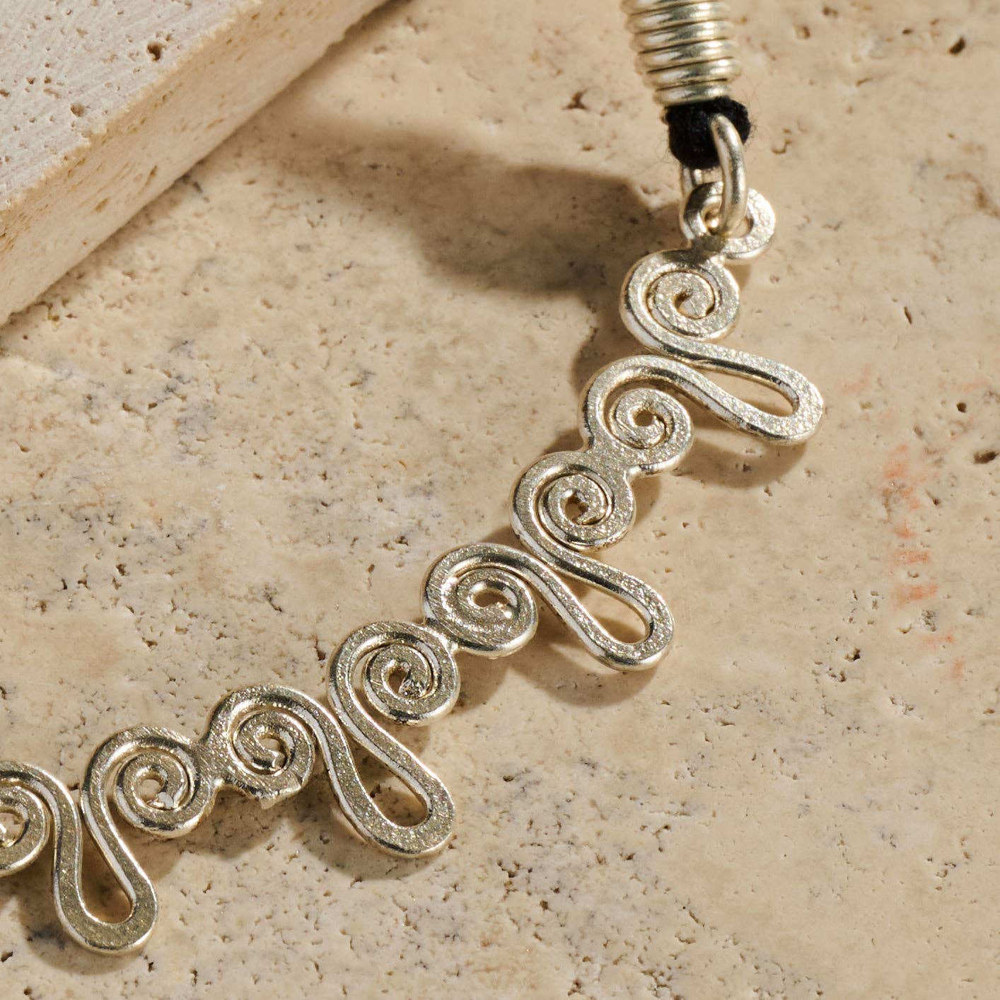 Ten Thousand Villages - Vente Collier maille et chaîne - Collier en métal torsadé Kitanzi3