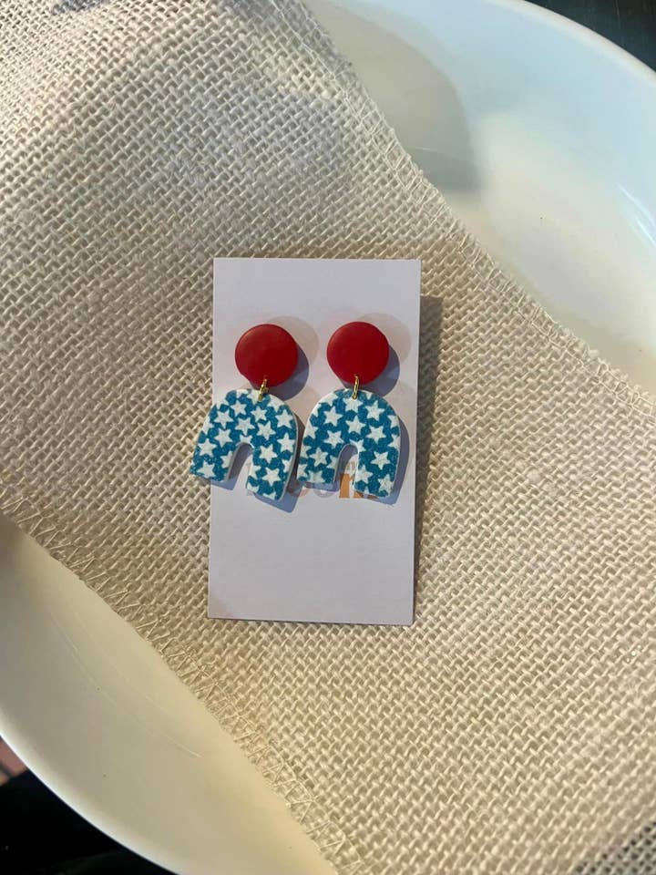 Fourth of July Clay Ohrstecker | Ohrstecker in Rot, Weiß und Blau für den Großhandel von Watch Me Bloom