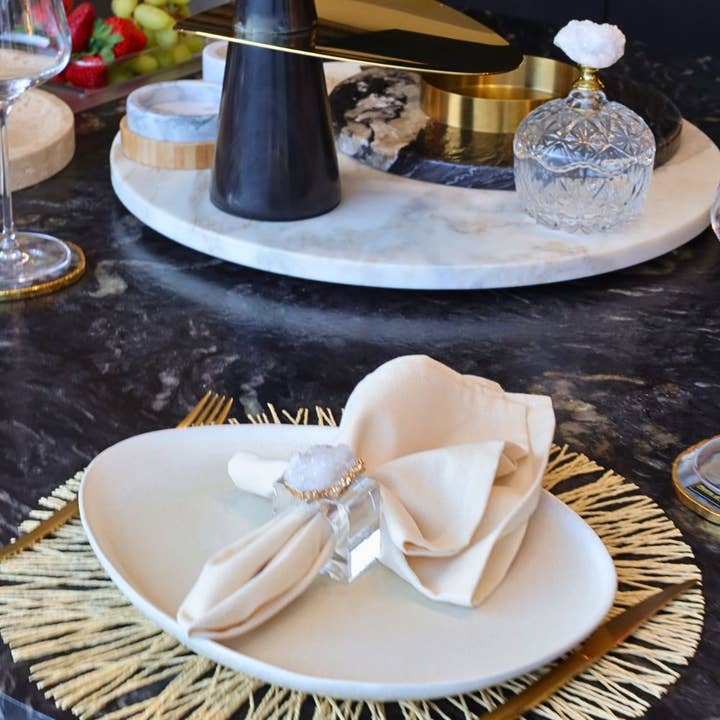 PIETRA DI CASA – Großhandel Serviettenringe – LOA Weißer Geode-Serviettenring, 4er-Set, Acryl, Golddetail3