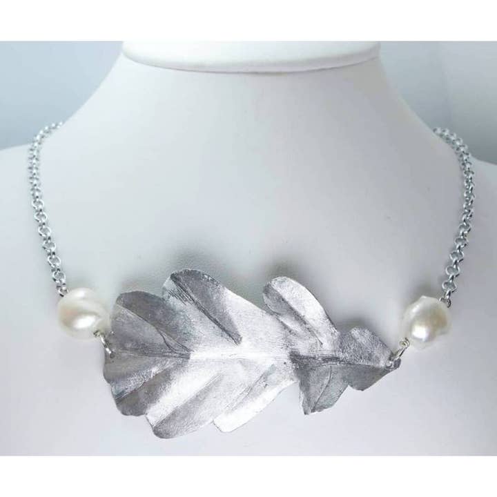 Collana con foglia di quercia in alluminio e perle keshi för wholesale av Giulia Sorvillo di Serino