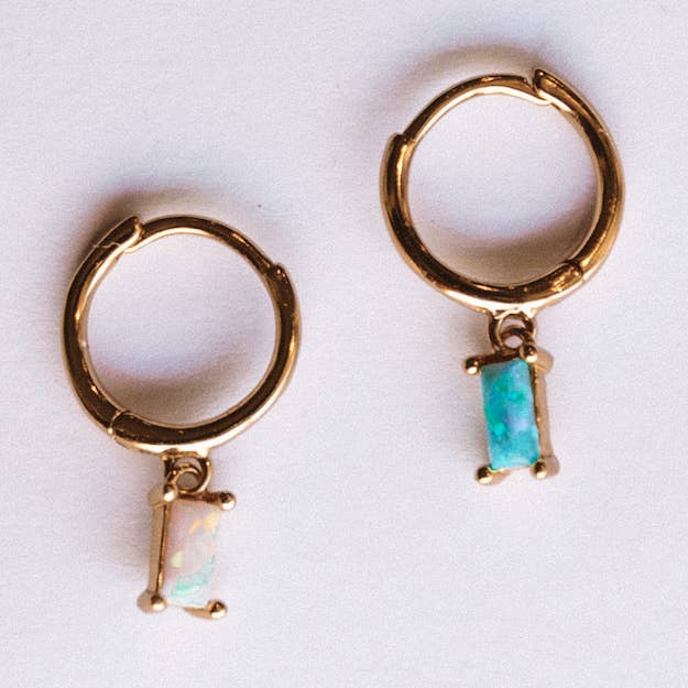 The Opal Baguette Drop Huggie voor wholesale door Jay Nicole Designs