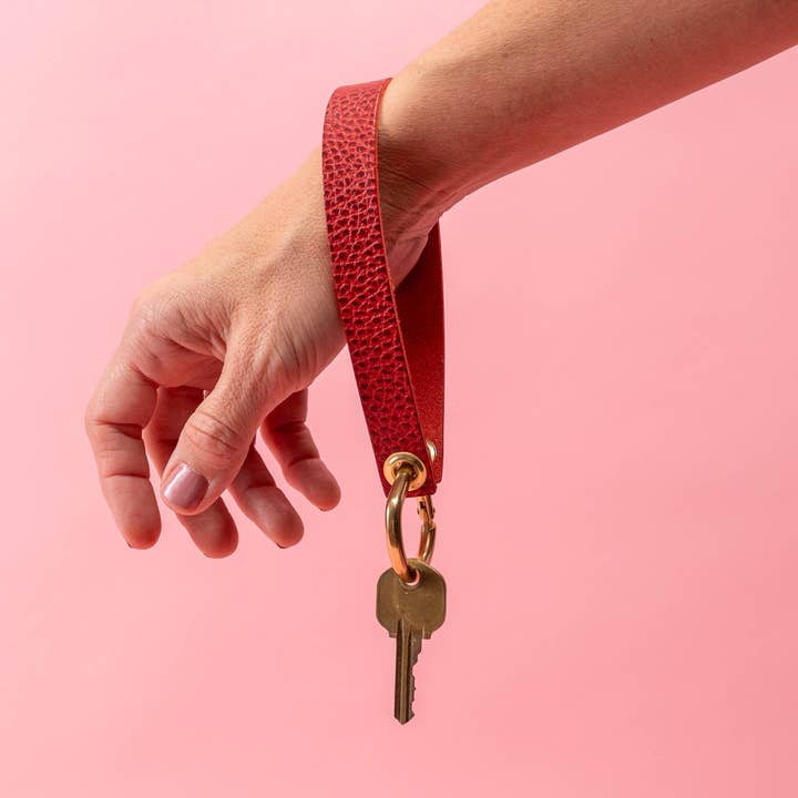 Ruby Dollaro Lederhandgelenktasche für den Großhandel von Avryn Co.