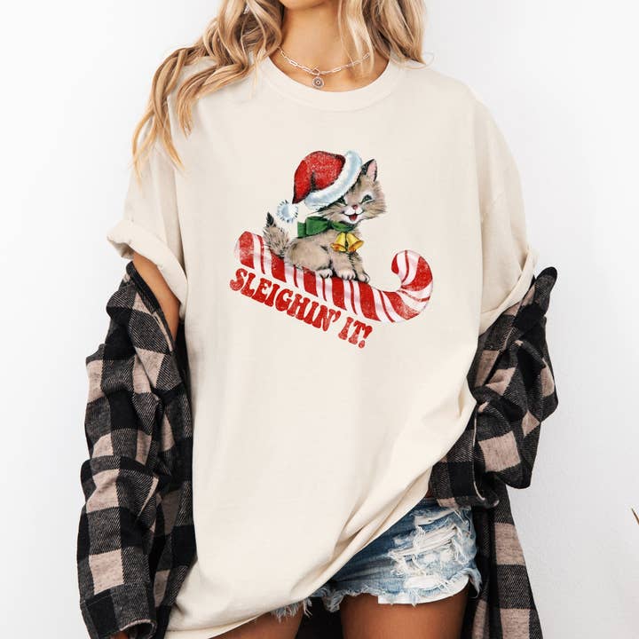 T-shirt Sleighing It, Cute Kitty, Cat, Noël, Santa, Noël pour la vente par Refinery Number One LLC