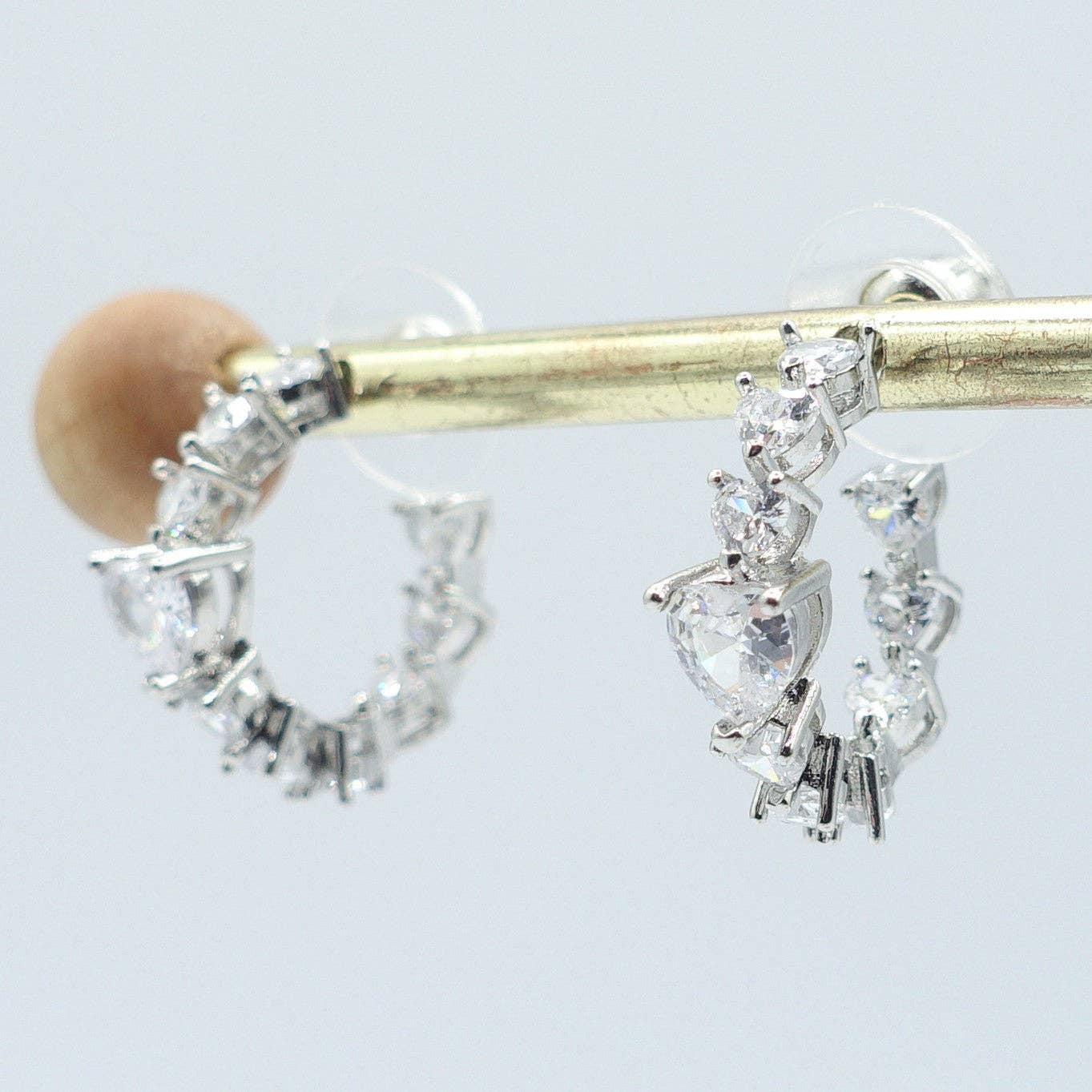 CHERIE - BIG heart - orecchini a cerchio avec zircone cubique a forma di cuore pour la vente par Daemon srls