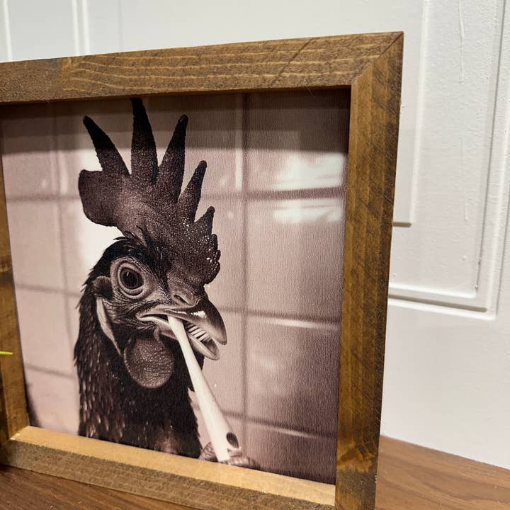 The Broken Board - Vente Panneaux de salle de bain - Art mural drôle de poulet se brossant les dents dans la salle de bain2