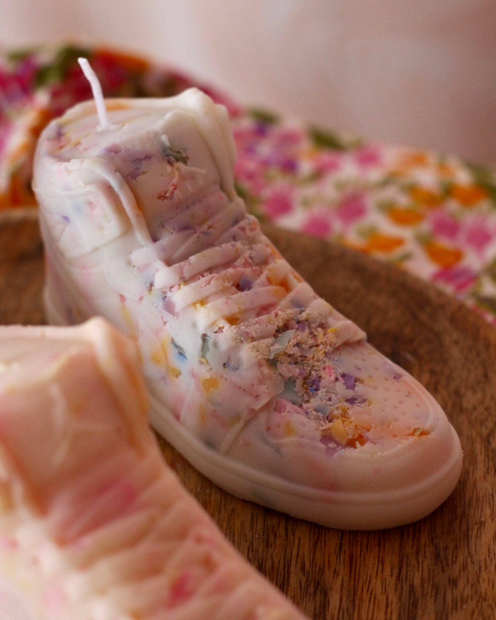 Meet me at the corner - Vendita all'ingrosso Candele regalo - Candela a forma di sneaker effetto terrazzo multicolore9