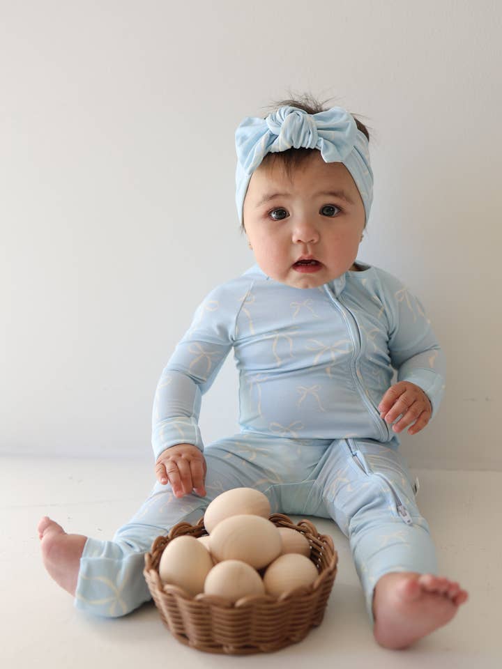 Pyjama zippé en bambou | Nœuds bleus pour la vente par Forever French Baby