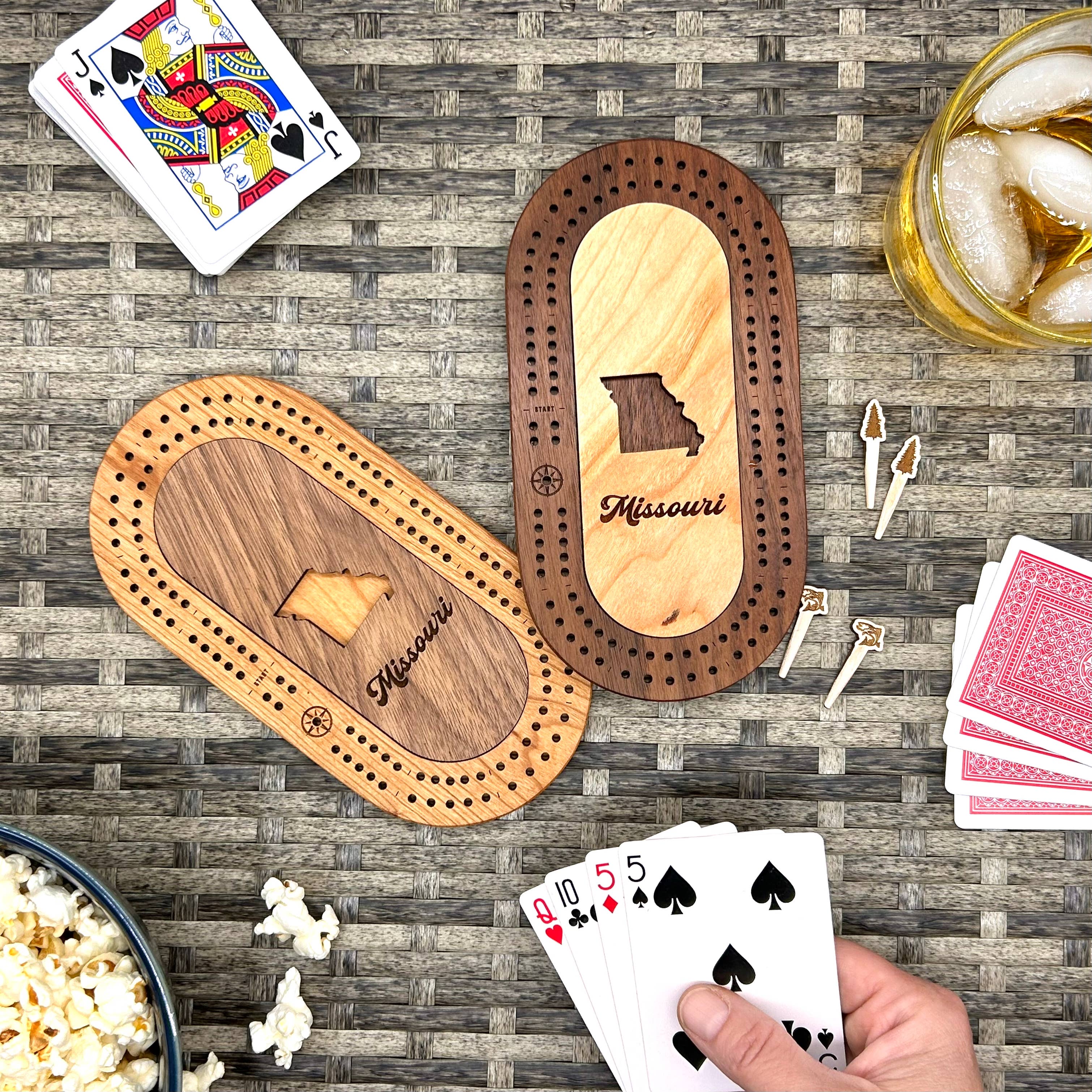 Cast & Carve - Venta al por mayor Juegos de mesa - Juego de minitablas de viaje de EE. UU., con pinzas personalizadas21