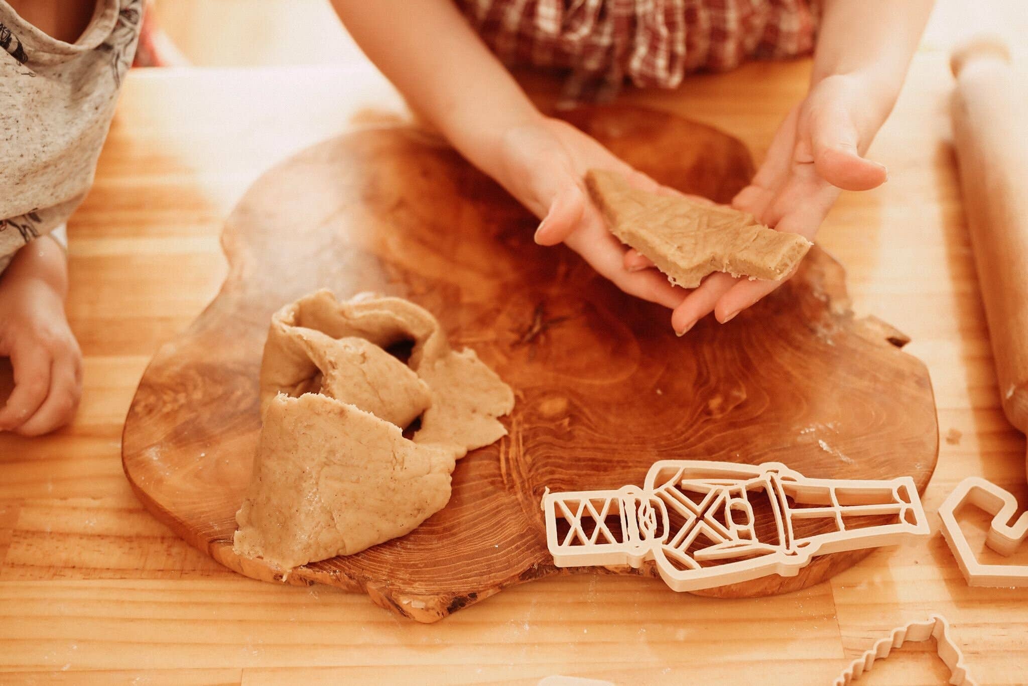 Kinfolk Pantry – Großhandel Spielzeugset – Kinder – Nussknacker-Soldat-Ausstecher - Öko-Knetwerkzeug1