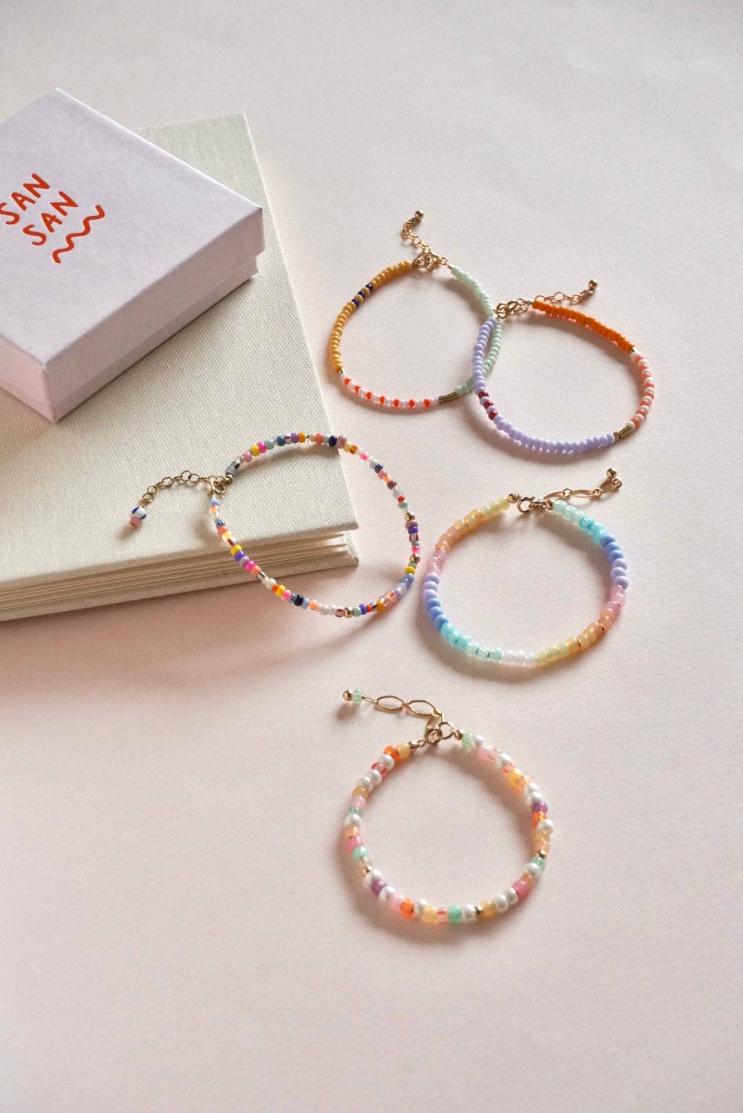 SAN SAN – Engroshandel Perlearmbånd – MONDO - farverig armbånd med glasperler, håndlavet4