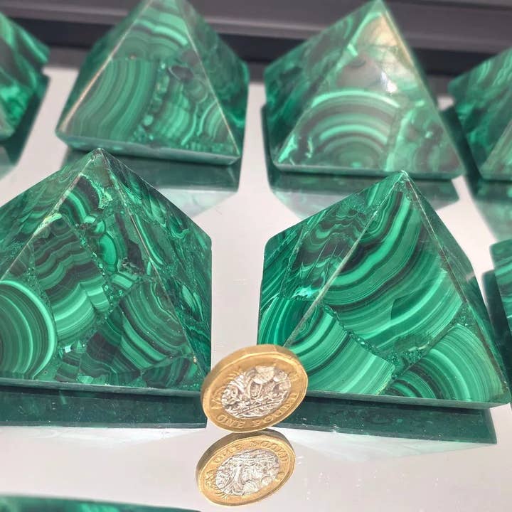Distinction Crystals - Vente Pierre et cristal de spiritualité - Pyramide en cristal de malachite 6x6 cm3