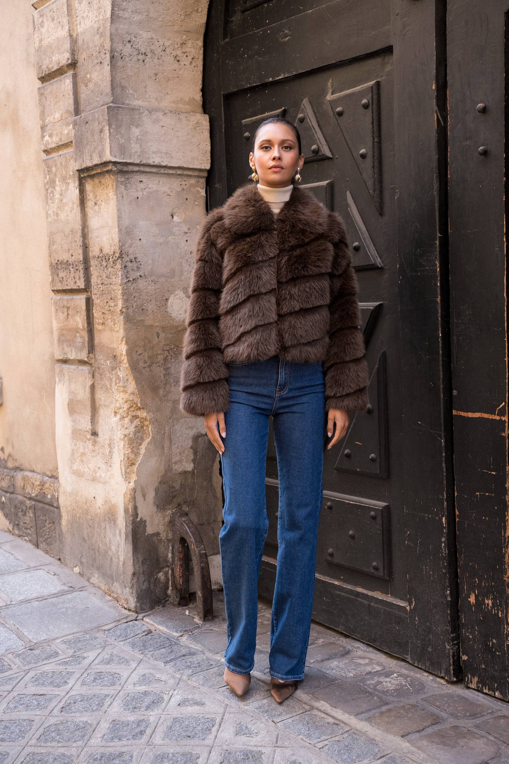 Attentif Paris - Wholesale Fur/Faux Fur Coat - Women's - Short faux fur coat with long hair and oblique stripes19