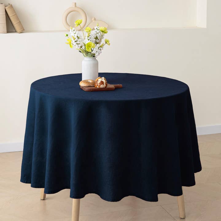 Rund bordsduk i 100 % franskt linne - 90" marinblå för wholesale av Triton Linen