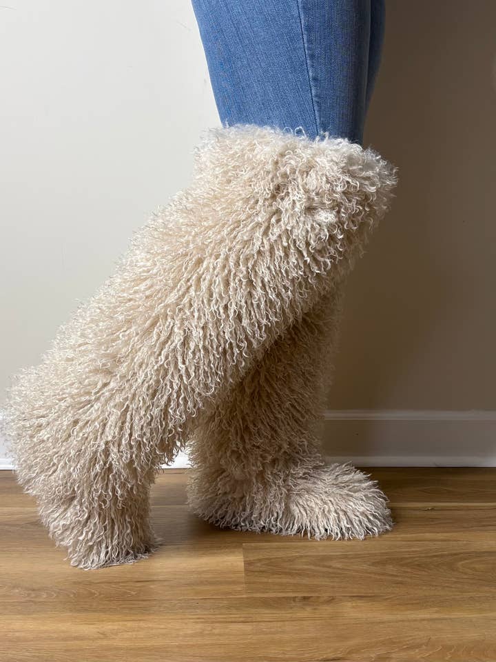 Botte en fourrure « LATTE » pour la vente par Jay’s Shoes