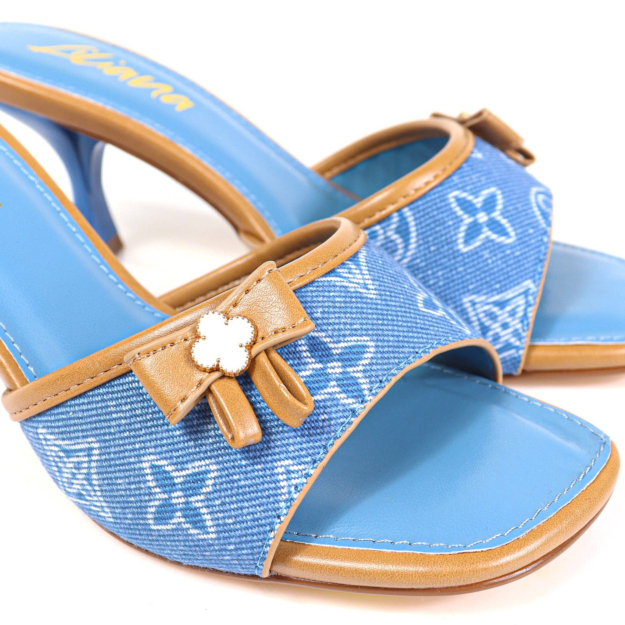 Denim DANA-1 MULE À BOUT OUVERT IMPRIMÉ TALON KITTEN EN DENIM en vente sur Faire4