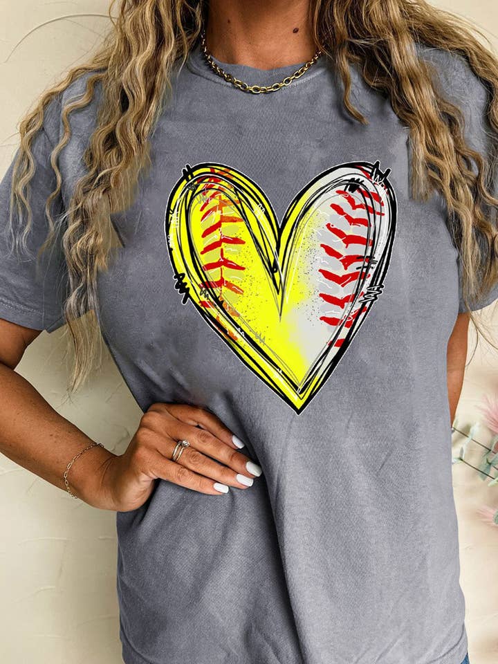 Grå T-shirt med baseball-hjerteprint og rund hals for engroshandel hos Suhkasana