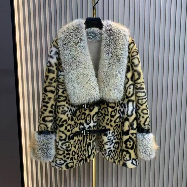 Manteau en fausse fourrure de léopard avec col et poignets riches DH23 pour la vente par PEACH ACCESSORIES