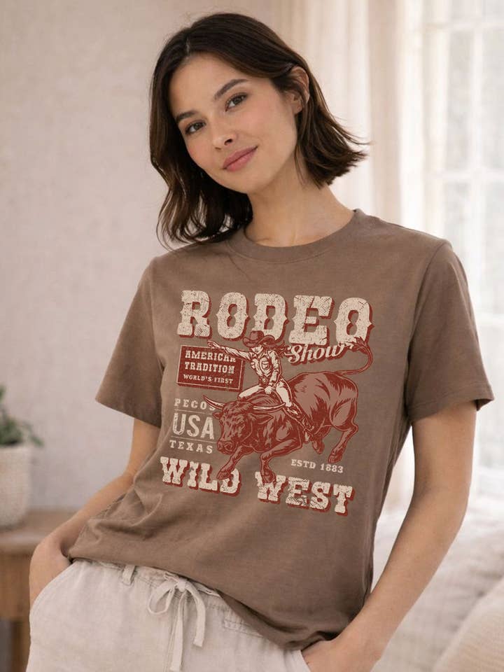 T-shirt graphique vintage de rodéo du Far West – Cavalier de taureau du Texas pour la vente par Art by Forgrand