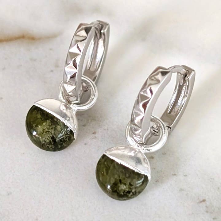 Orben Peridot Augusti Födelsesten Örhängen för wholesale av Lapis London