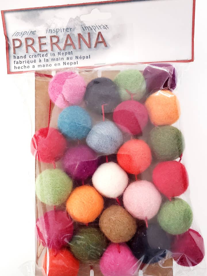 Guirlande de boules en feutre népalais, 5, Célébrer pour la vente par Aitoh Company