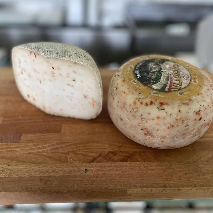 Caciotta au piment (lait de bufflonne) 225 gr de Vénétie pour la vente par padoan - the real tastes of italy