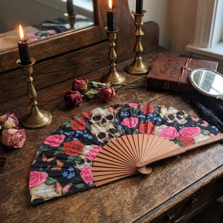 Éventail Death & Roses | Crâne Illustratif, Papillon pour la vente par Sauga