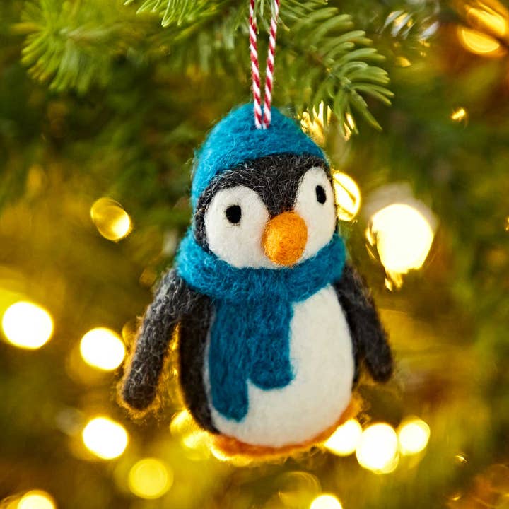 Filtpingvin i hatt och halsduk juldekoration för wholesale av The Paper High Gift Company Limited