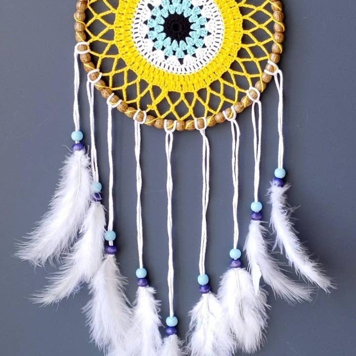 Mixperi | Décoration murale jaune faite main en forme de capteur de rêves avec motif de perles de Nazar pour la vente par Aladdin