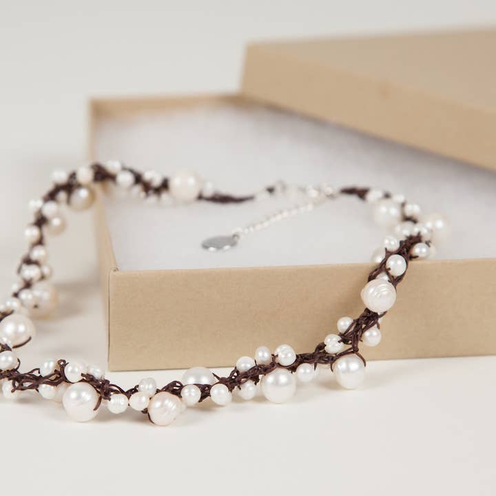 Crossroads Accessories Inc - Vendita all'ingrosso Collane di perline/perle - Collana con perle bianche su cordoncino di lino cerato annodato
