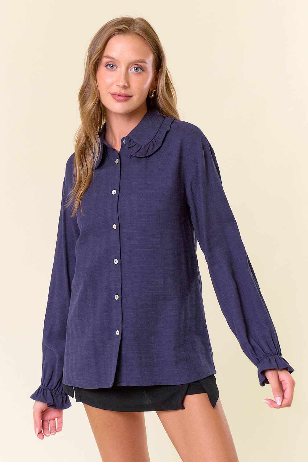 Doe and Rae – Großhandel Hemd mit Button-down-Kragen – Damen – Oversize-Bluse mit Rüschenkragen und tiefem Schulterausschnitt - 44661T6