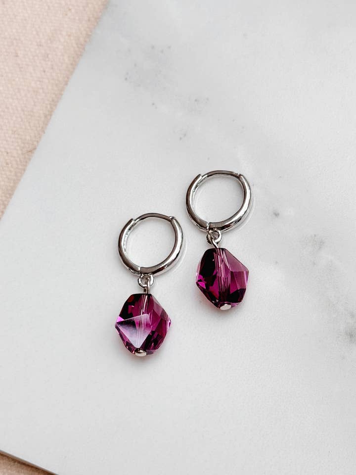 Créoles Huggie en cristal Swarovski avec améthyste violette Glam pour la vente par Gracie Rose Designs