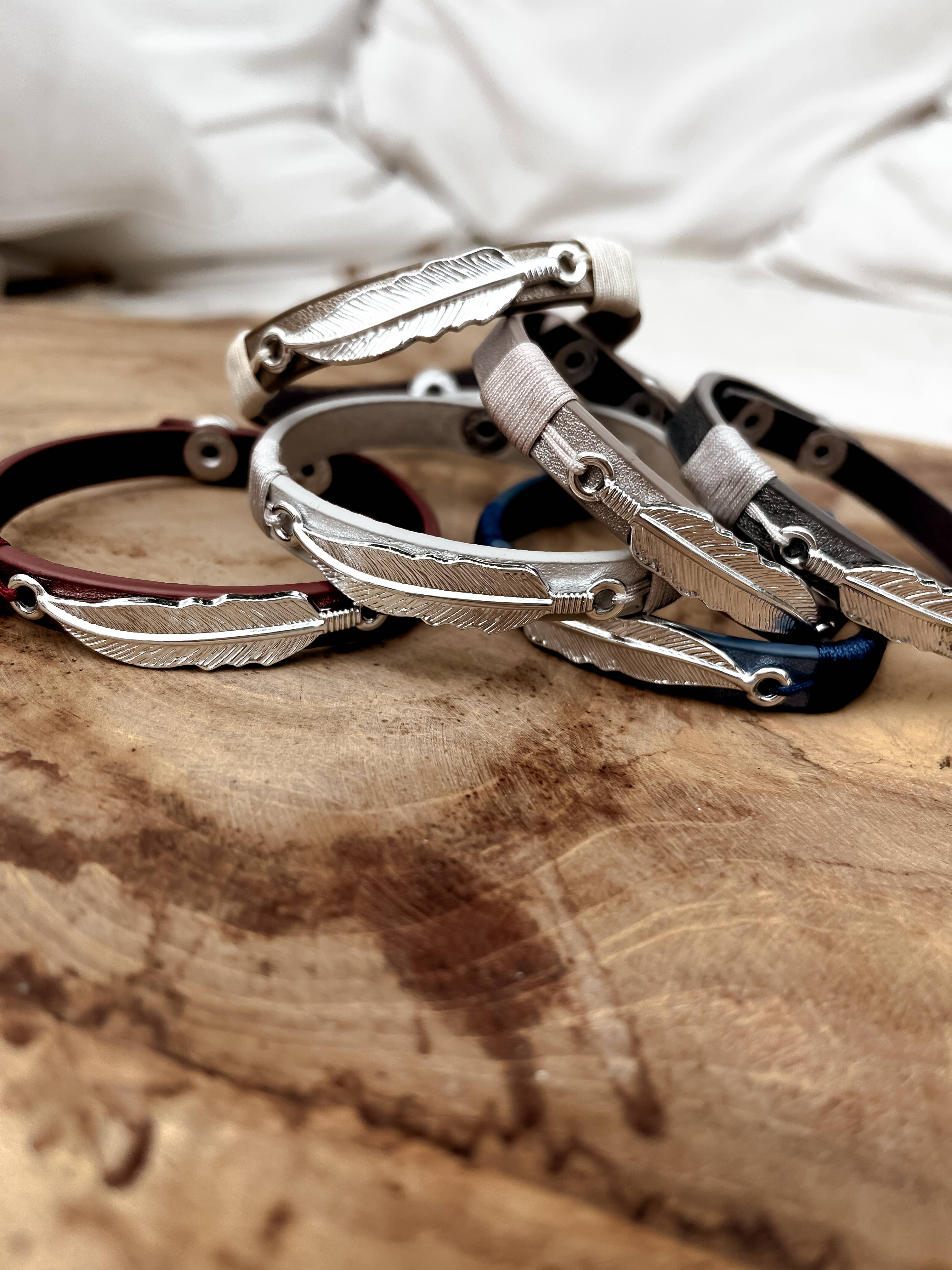 NATURE ET LIN - Wholesale Cuff Bracelet - WOMEN'S JEWELRY - Oiled faux leather bracelet with feather medallion