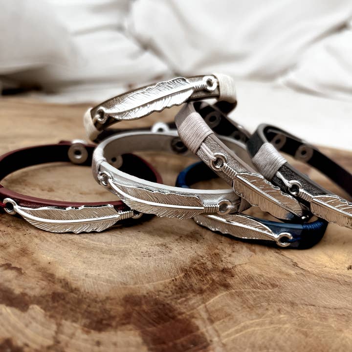 NATURE ET LIN - Wholesale Cuff Bracelet - WOMEN'S JEWELRY - Oiled faux leather bracelet with feather medallion0