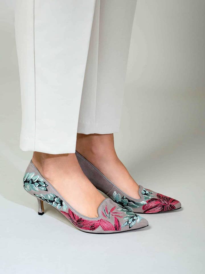 Mangará Atelier - Wholesale High Heels - Women's - Grey Suede Embroidered Pumps – Kitten Heel Style3