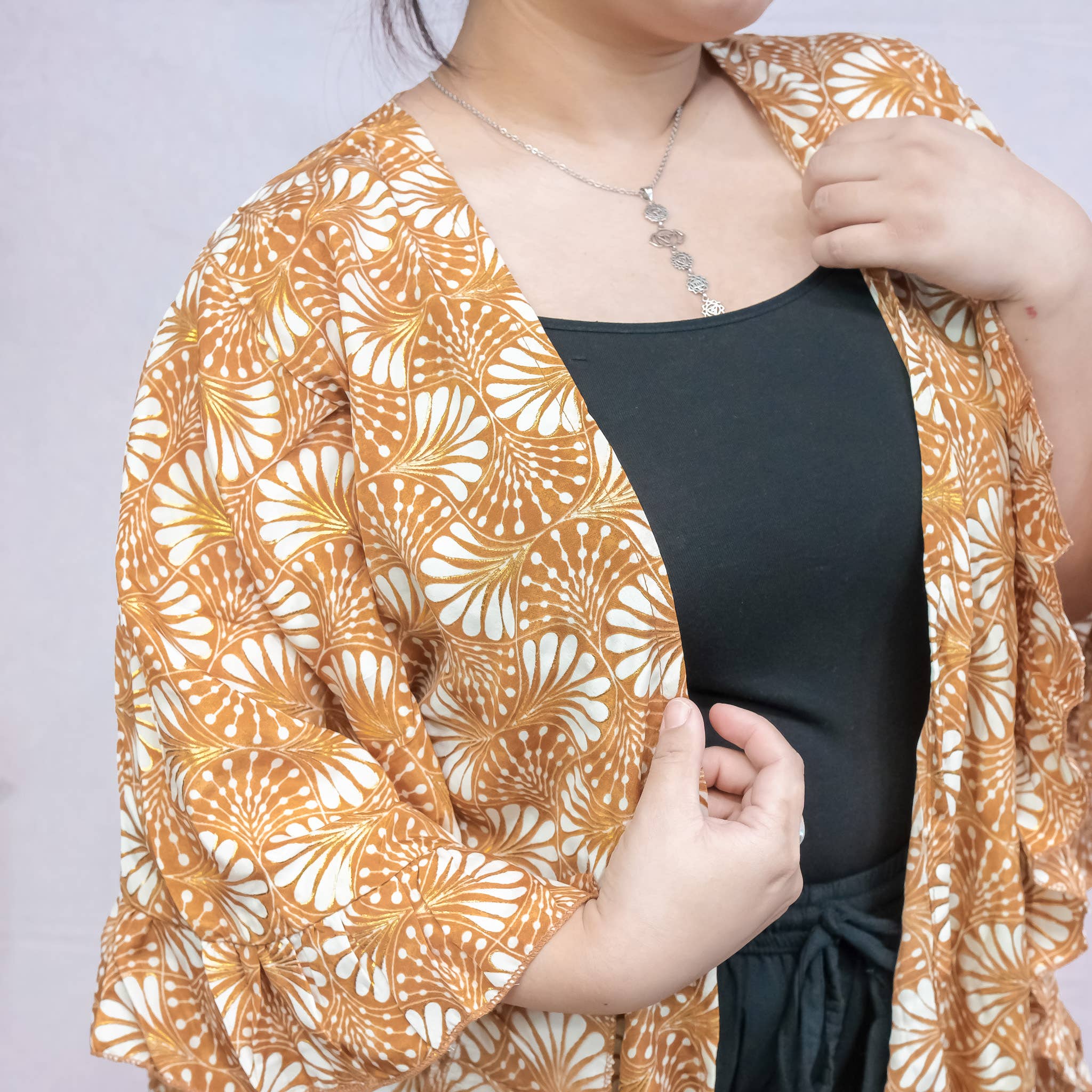 Karma Nepal Crafts – Engroshandel Kimono - Dame – Lang, flydende boheme kimono med volanter og lommer3