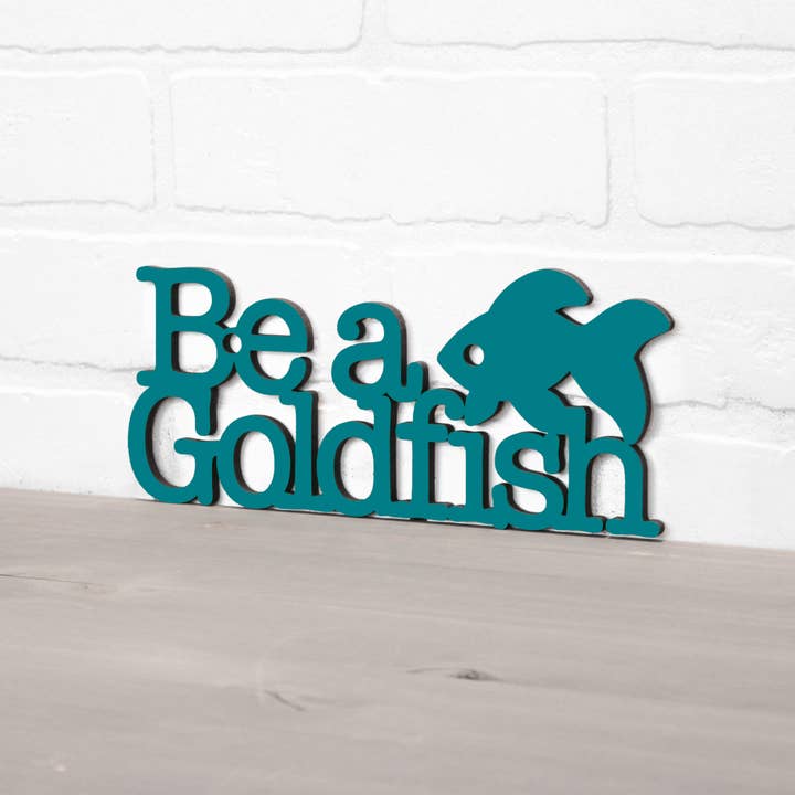 Spunky Fluff - Vente Enseigne murale - Panneau de citation en bois Be A Goldfish Inspirational Ted Lasso10