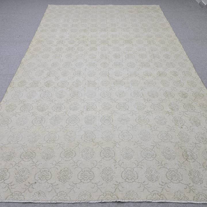 Tapis turc vintage Oushak 7x11 Tapis de salon en laine ivoire à motifs floraux noué à la main pour salon, chambre, bureau. pour la vente par MesopotamiaRugs