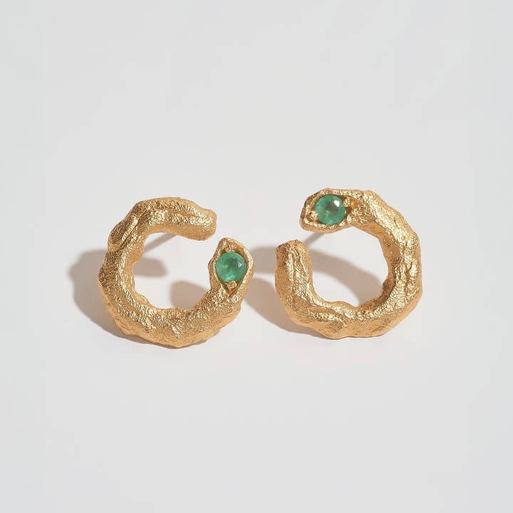 Brincos Assimétricos de Ramo em Ouro e Esmeralda por atacado de Claire Hill Designs