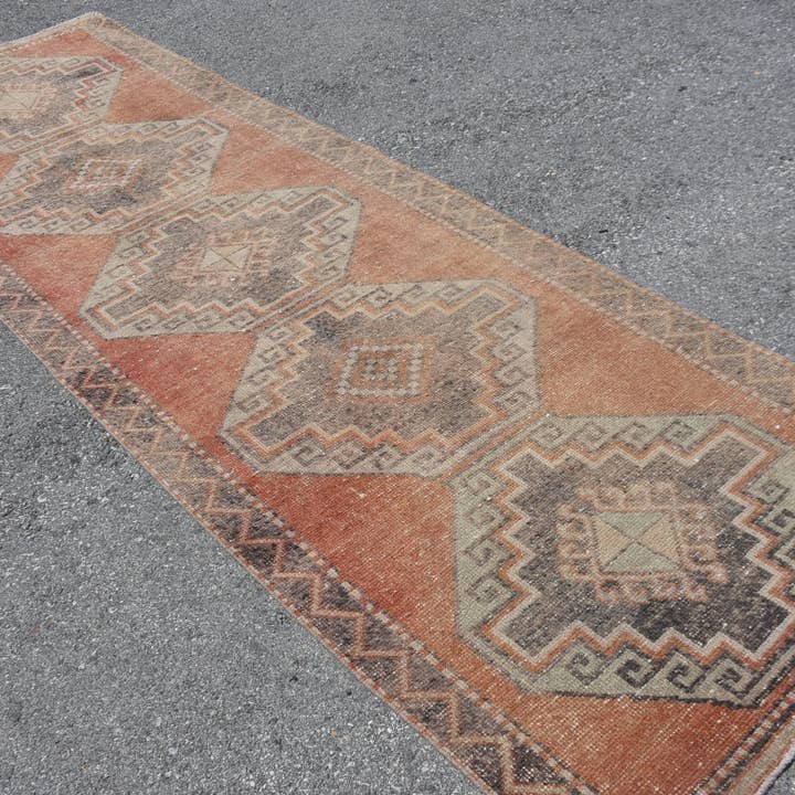 Alfombra turca vintage, alfombra pasillera de 3,3 x 11,1 pies, alfombra de rayas rojas para venta al por mayor de Vintage Rugs Loom